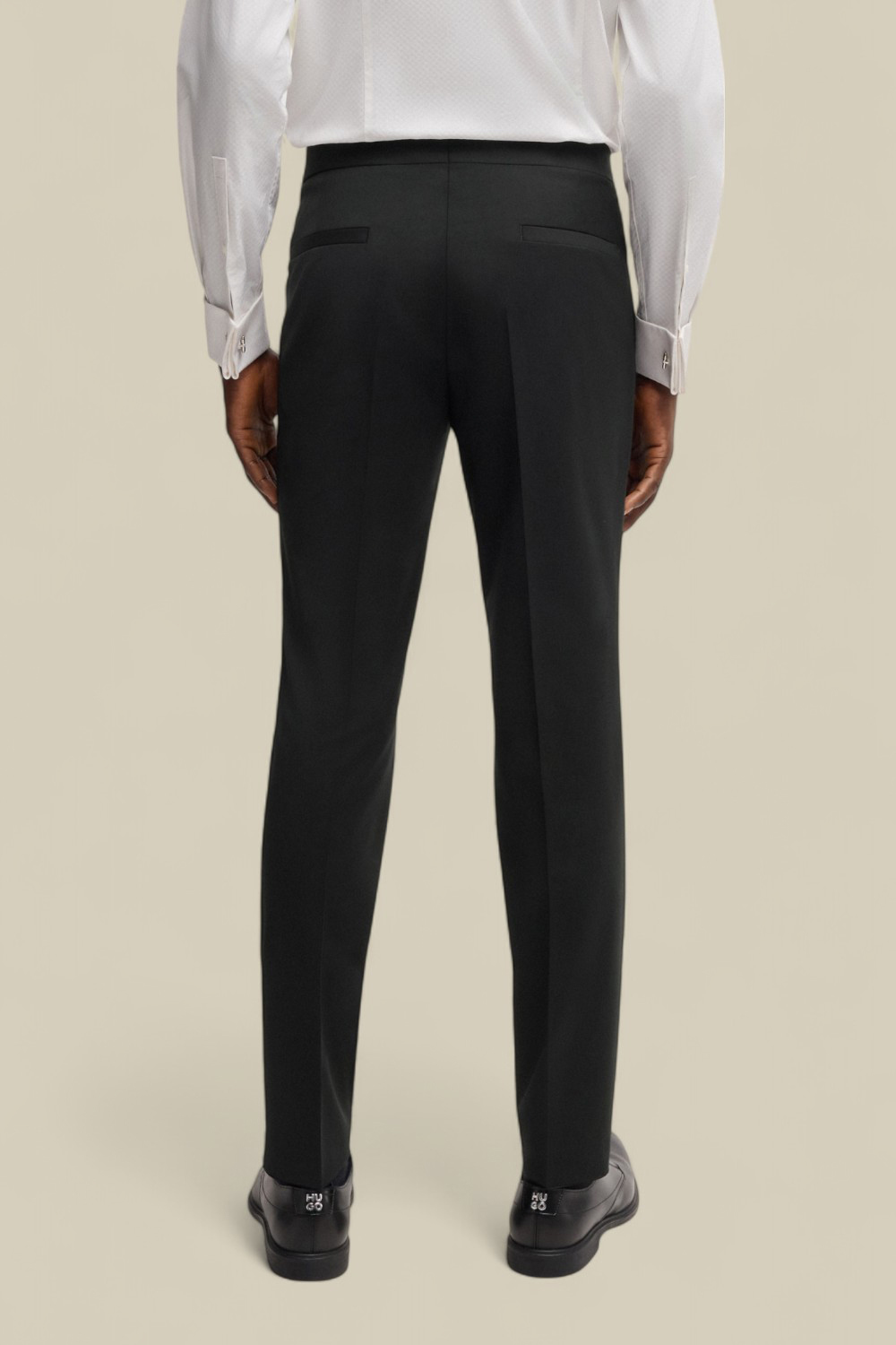 תמונת דוגמן אחורית של מכנסיים מחויטים