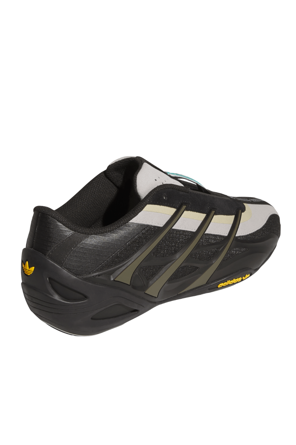 תמונת תקריב של נעלי סניקרס אדריייסר