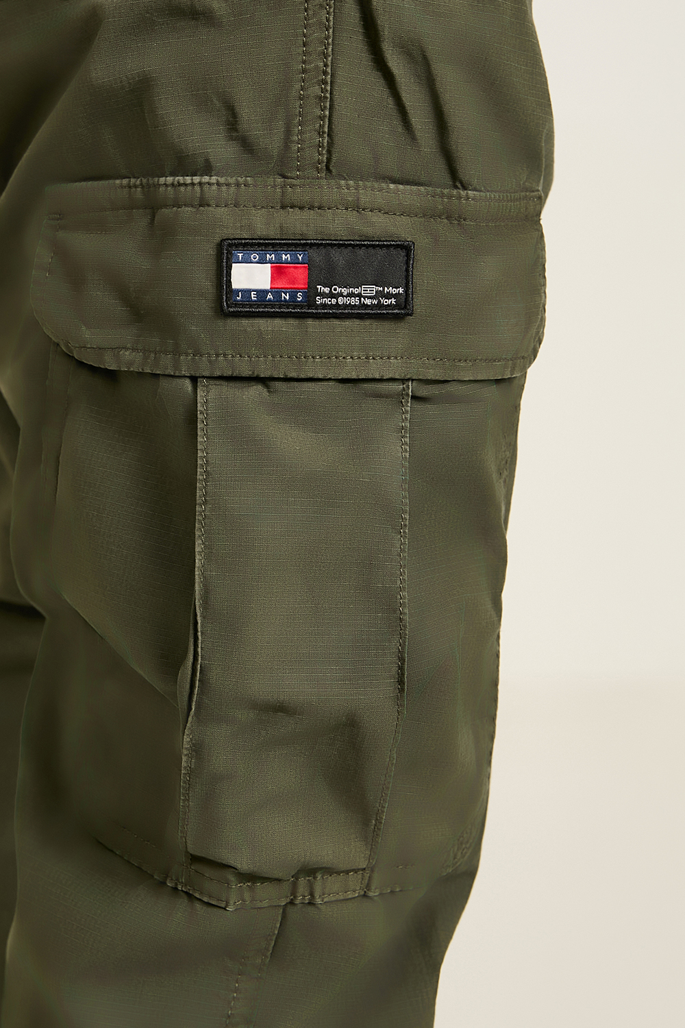 תמונת תקריב דוגמן של מכנסי קרגו