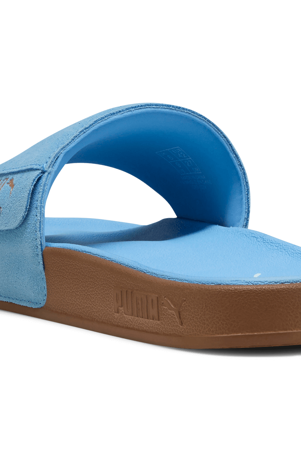 תמונת תקריב של כפכפי סליידס