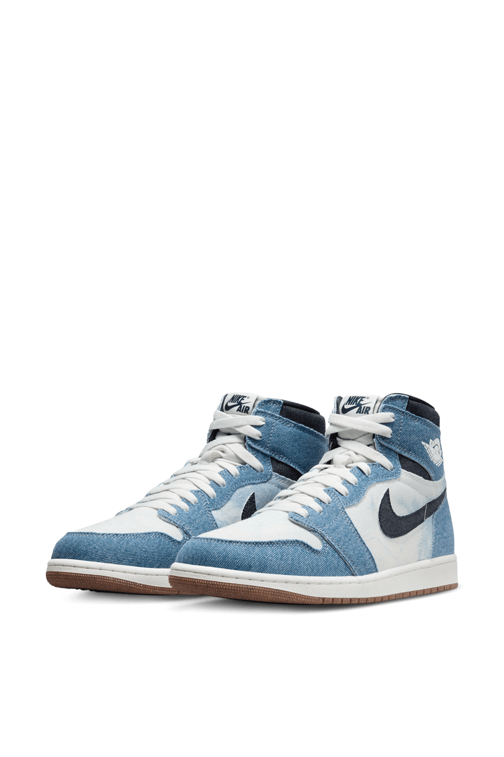 תמונת תקריב של נעלי סניקרס ג'ורדן 1 רטרו