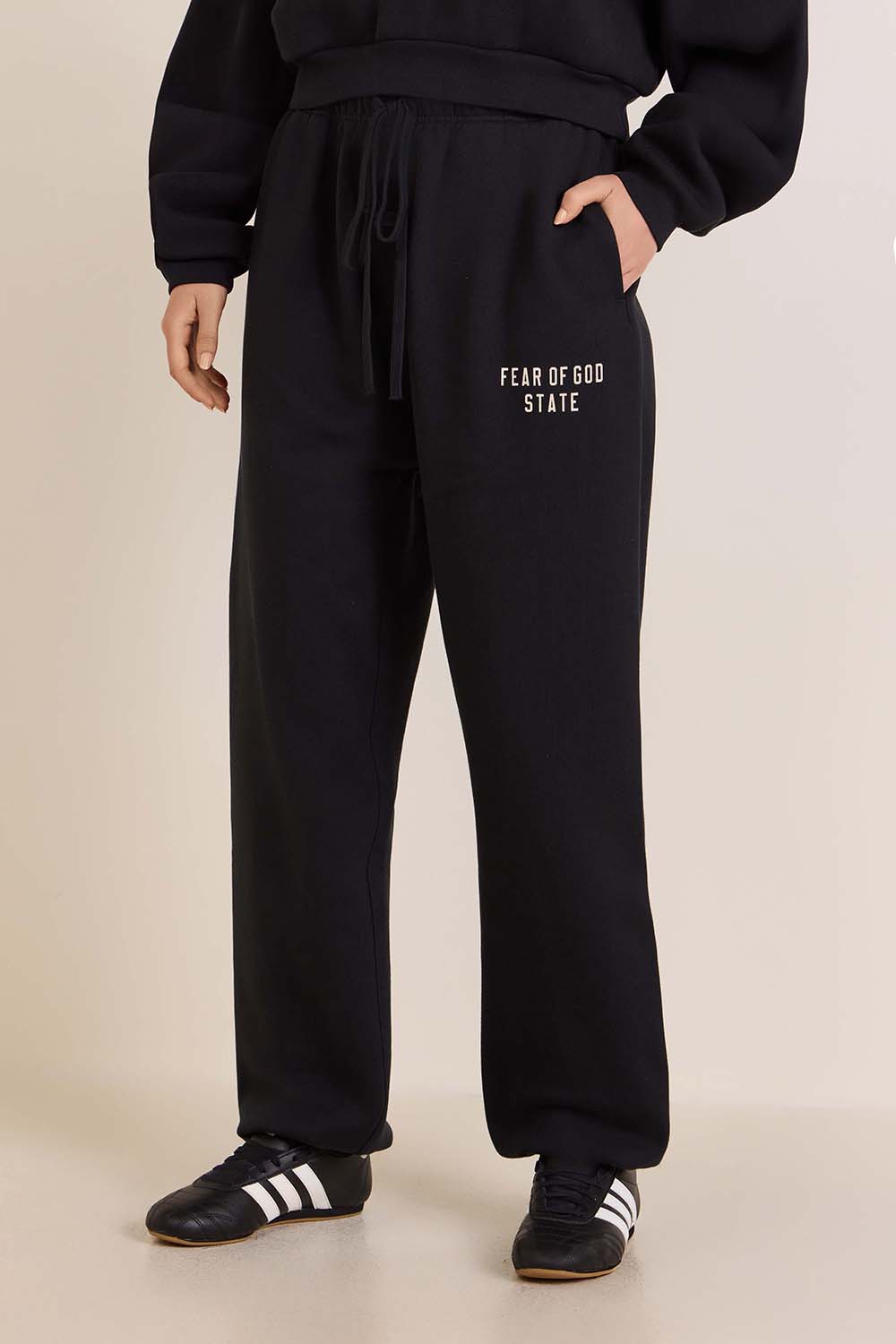 תמונת דוגמן קידמית של מכנסי ג'וג