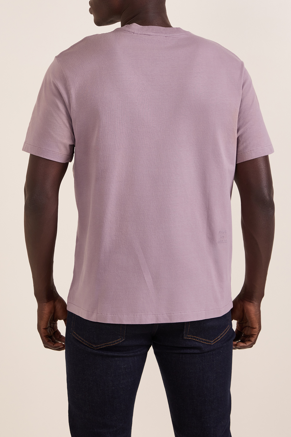 תמונת דוגמן אחורית של חולצת טי