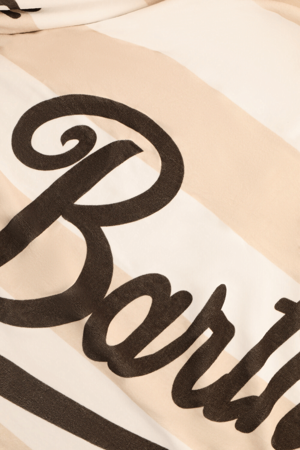 תמונה אחורית של מגבת חוף