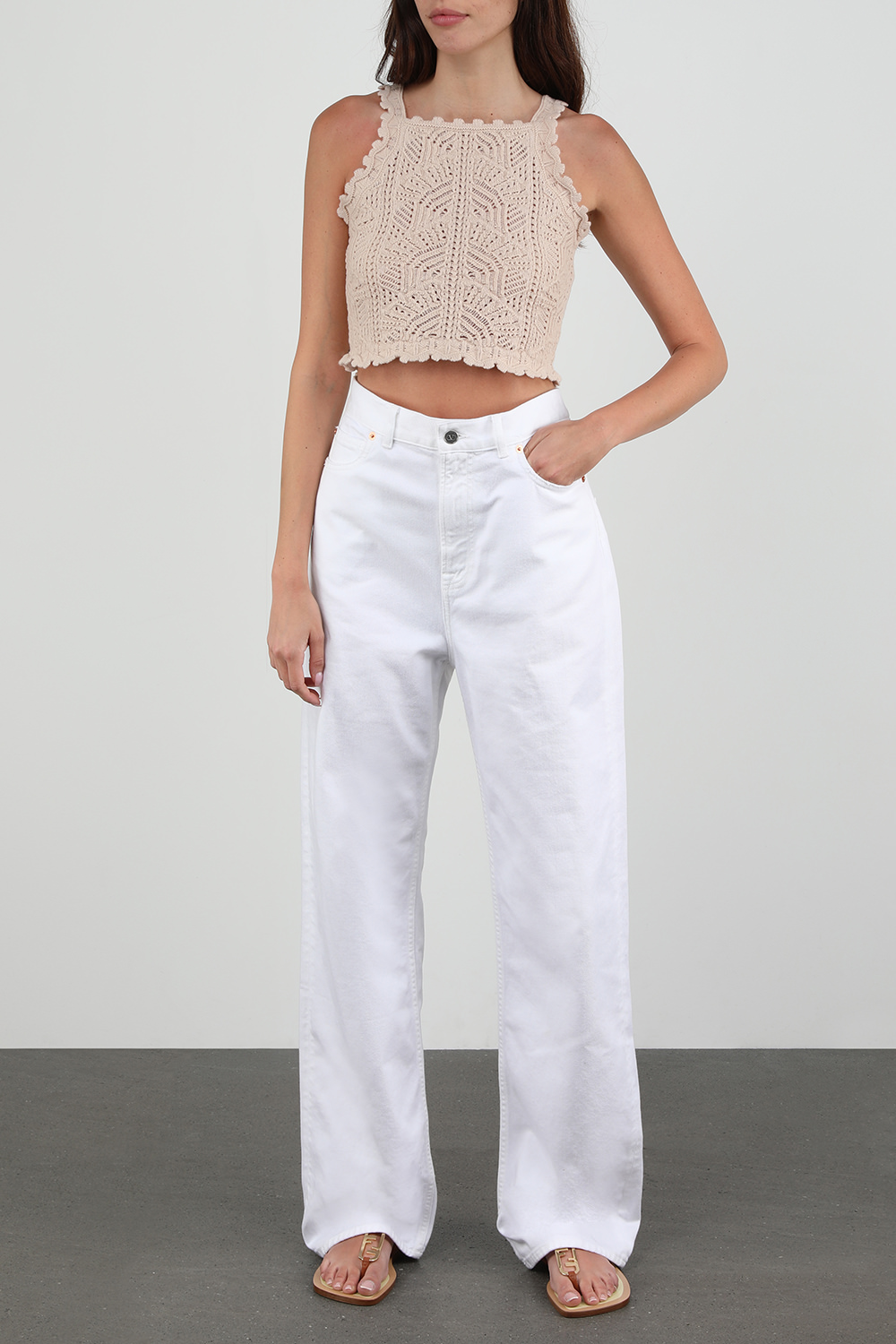 תמונת דוגמן קידמית של סנדלי רצועות עור חום עם לוגו מוזהב