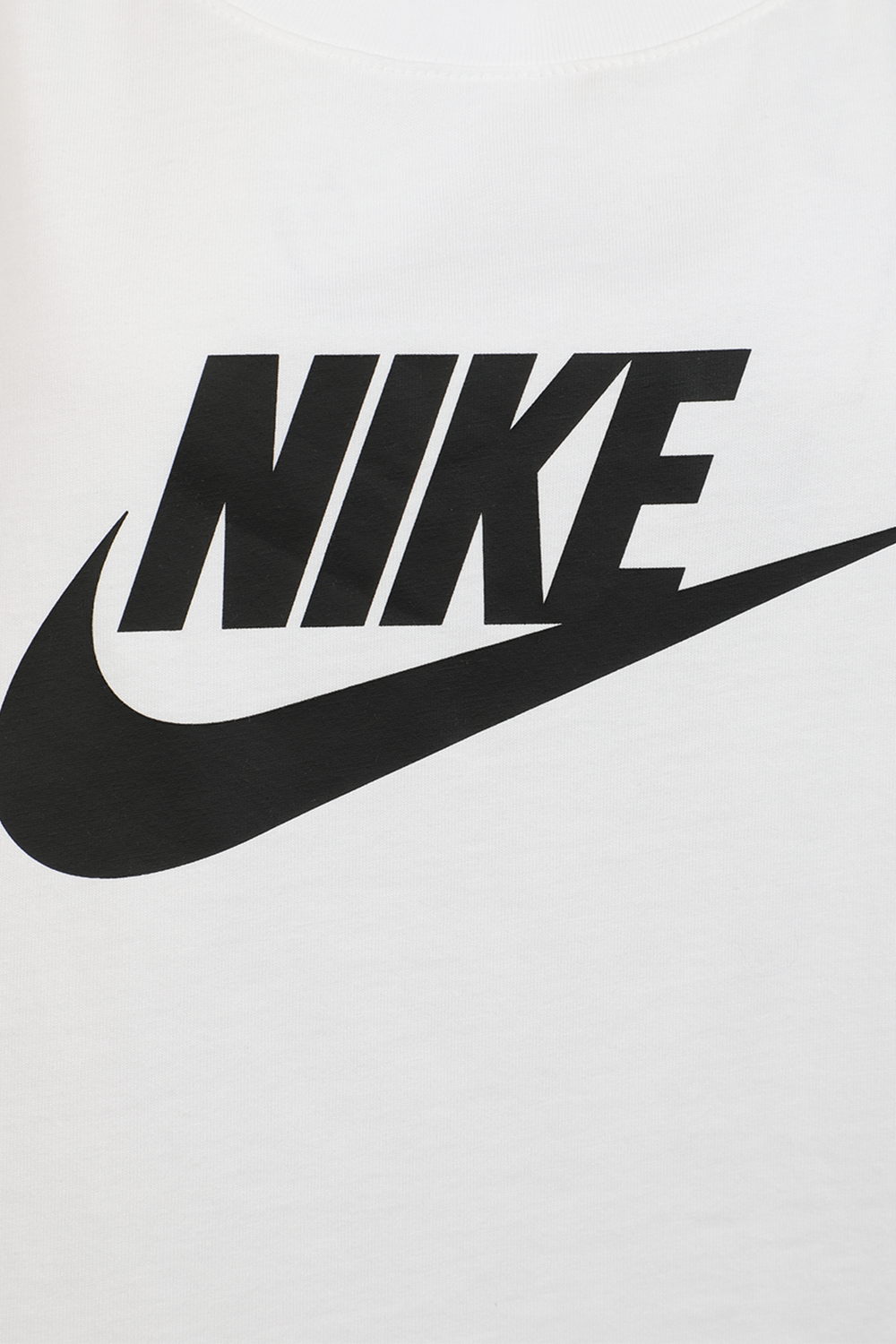 תמונה אחורית של חולצת טי קצרה עם לוגו בגוון לבן