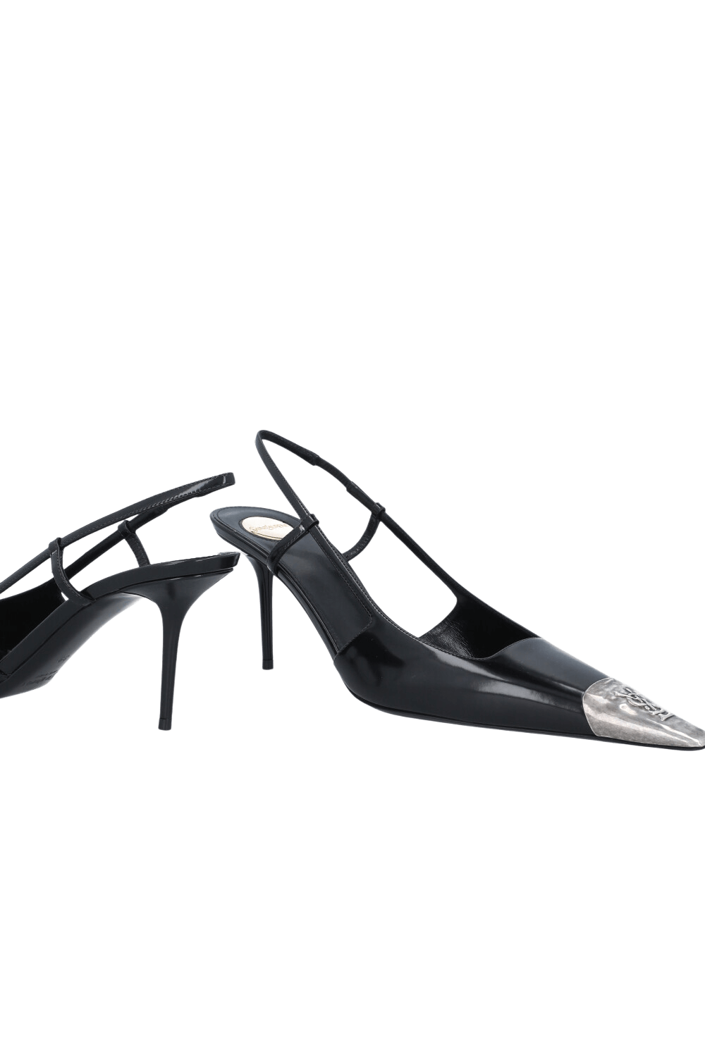 תמונת תקריב של נעלי עקב סלינג בק