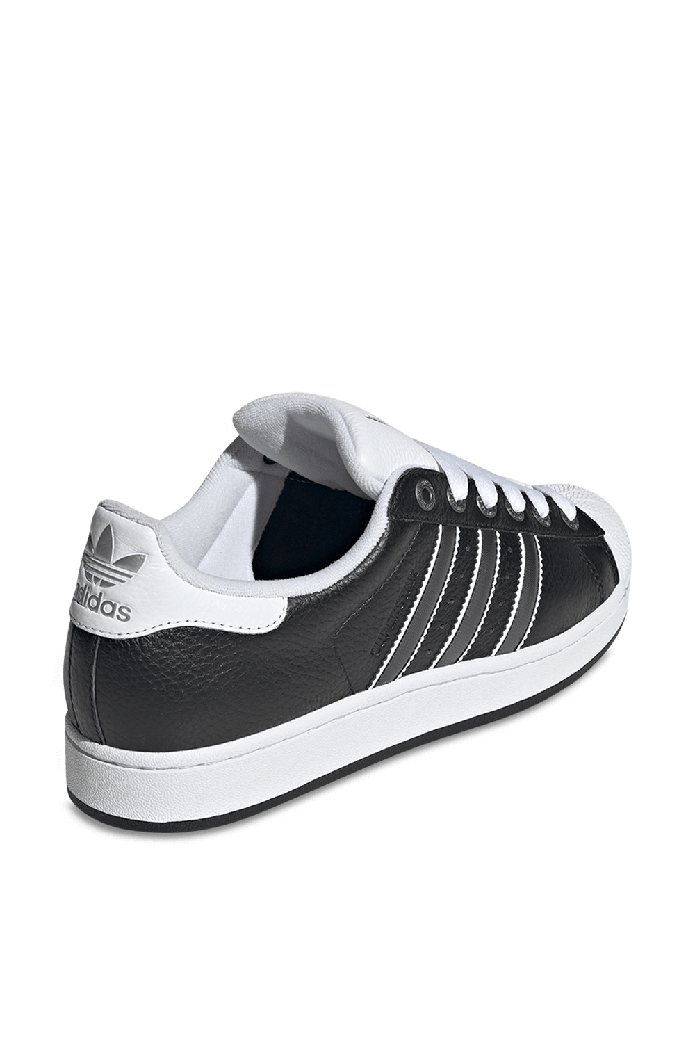 תמונת תקריב של נעלי סניקרס סופרסטאר II