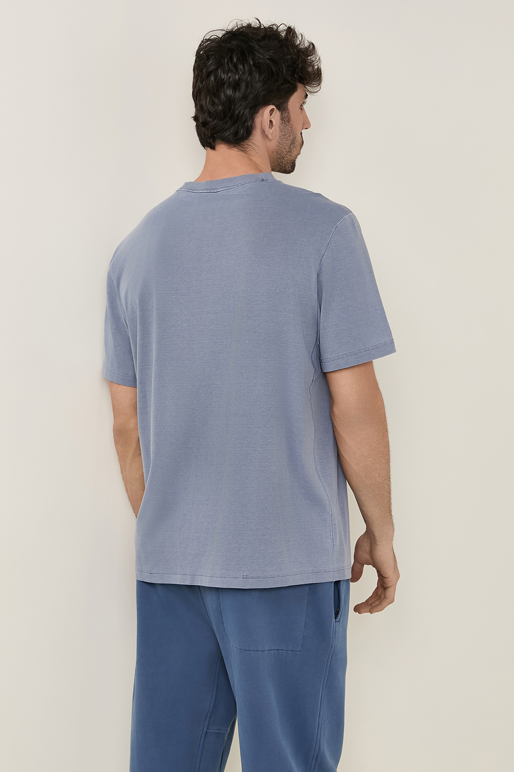 תמונת דוגמן אחורית של Relaxed-Fit Workout Short-Sleeve Wash