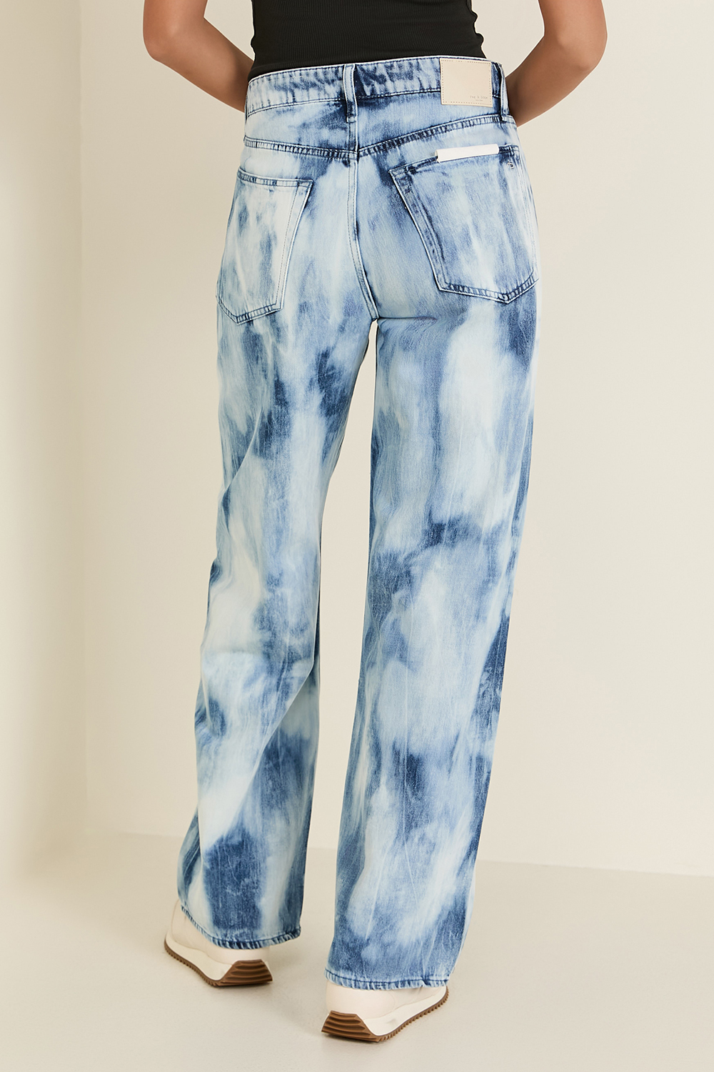 תמונת דוגמן אחורית של מכנסי ג'ינס לוגן בגזרה רחבה