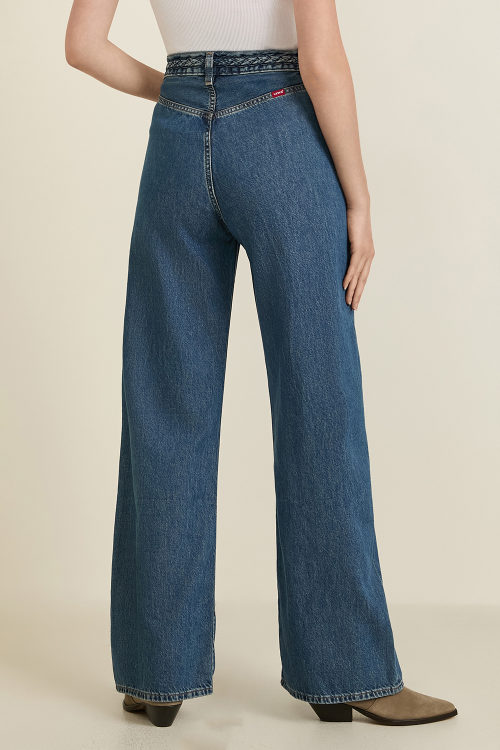 תמונת דוגמן אחורית של מכנסי ג'ינס בגזרה רחבה