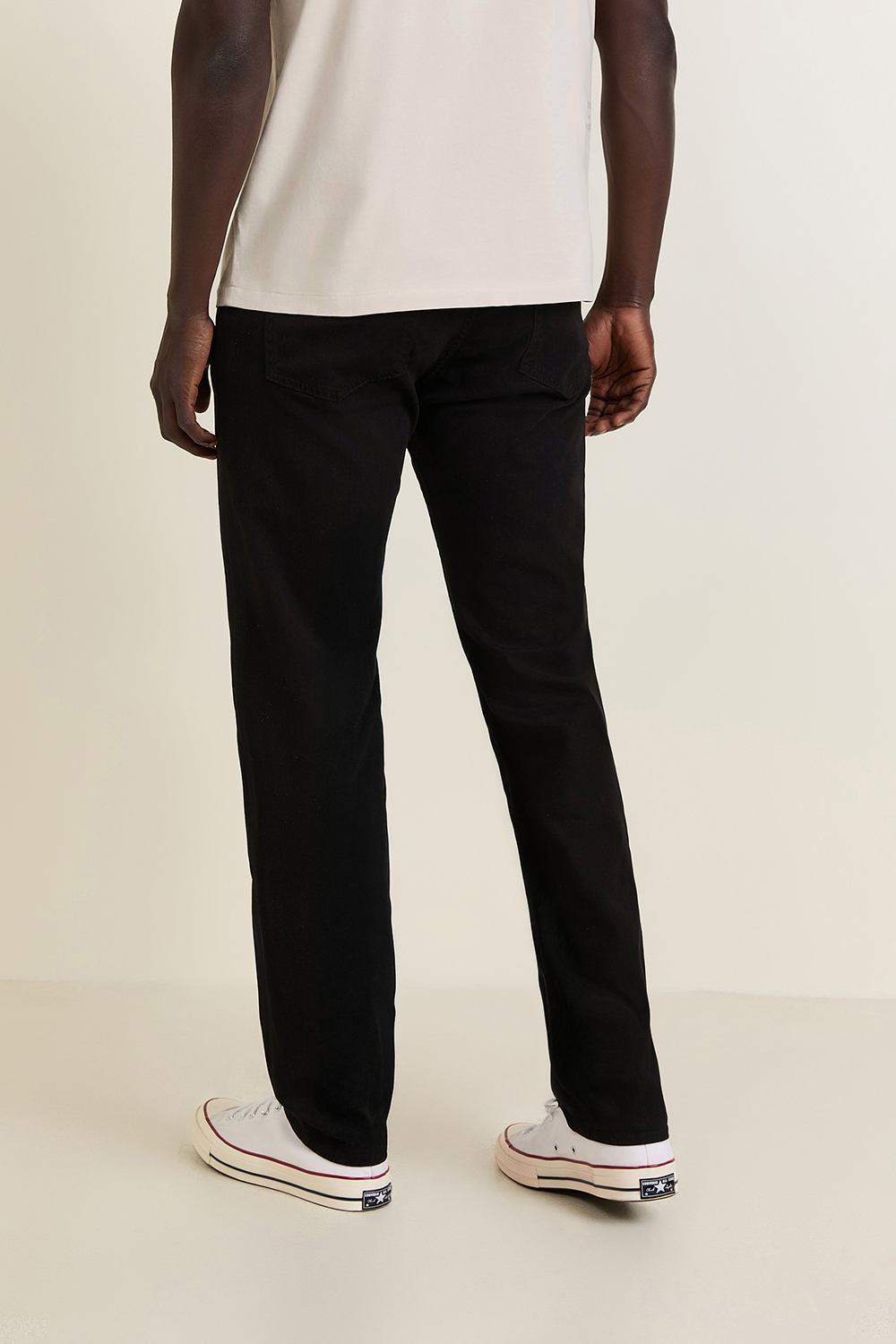 תמונת דוגמן אחורית של מכנסי ג'ינס סלים פיט