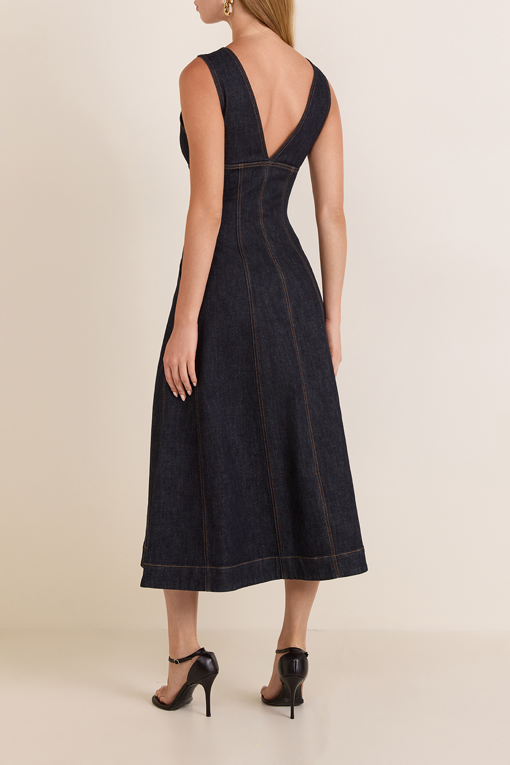 תמונת דוגמן אחורית של שמלת מידי ג'ינס