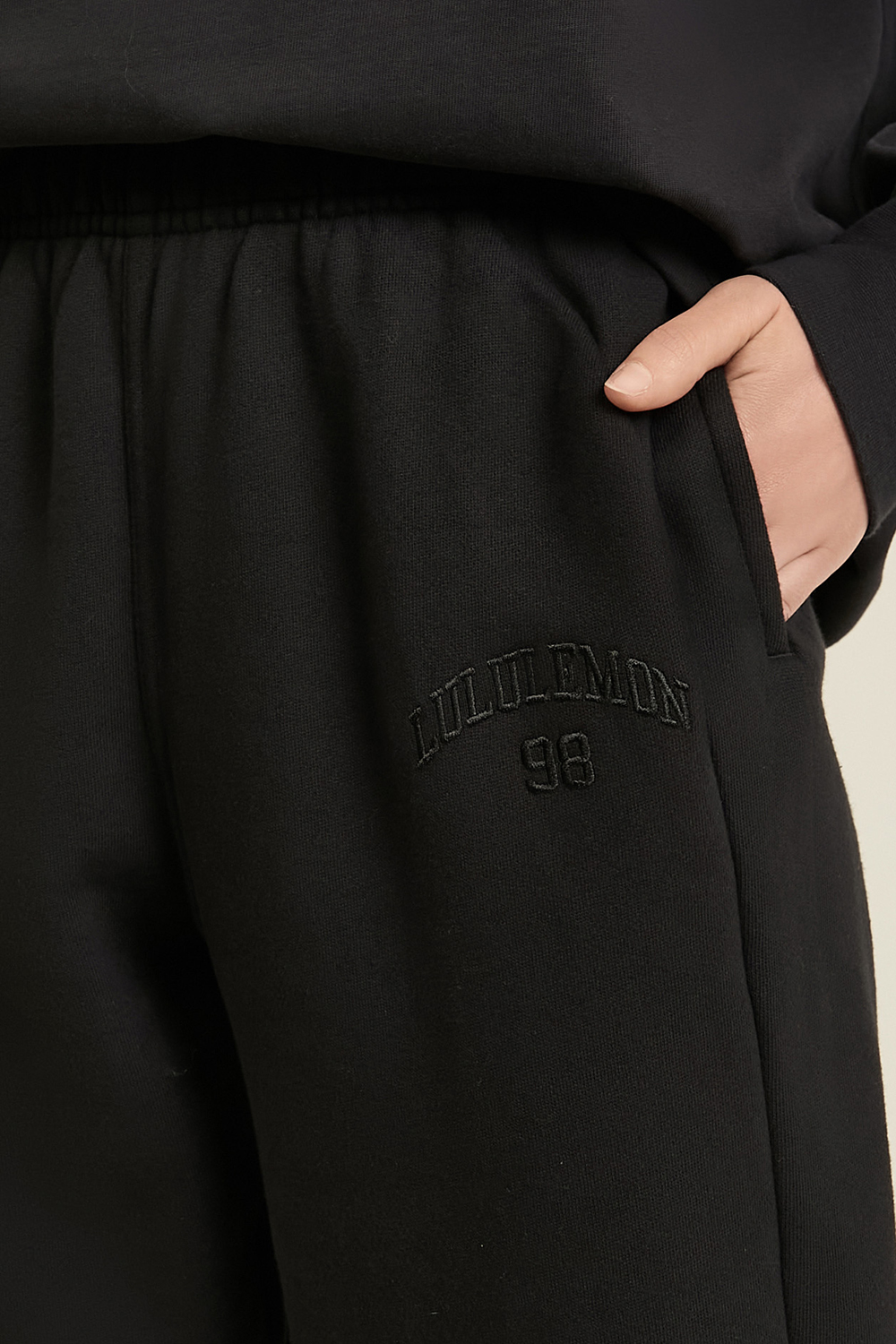 תמונת תקריב דוגמן של Scuba Mid-Rise Oversized Jogger Graphic