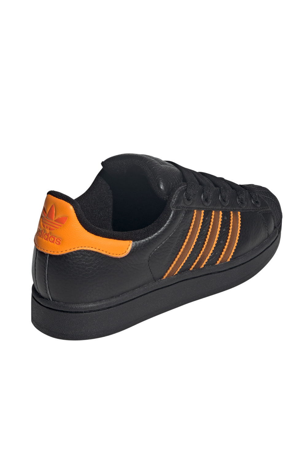 תמונת תקריב של נעלי סניקרס סופרסטאר II