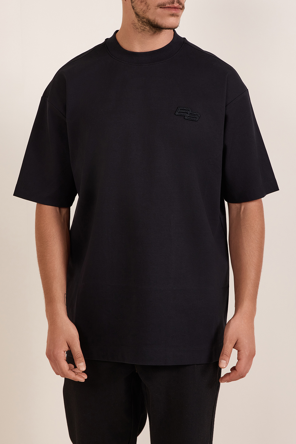 תמונת דוגמן קידמית של חולצת טי בגזרה משוחררת