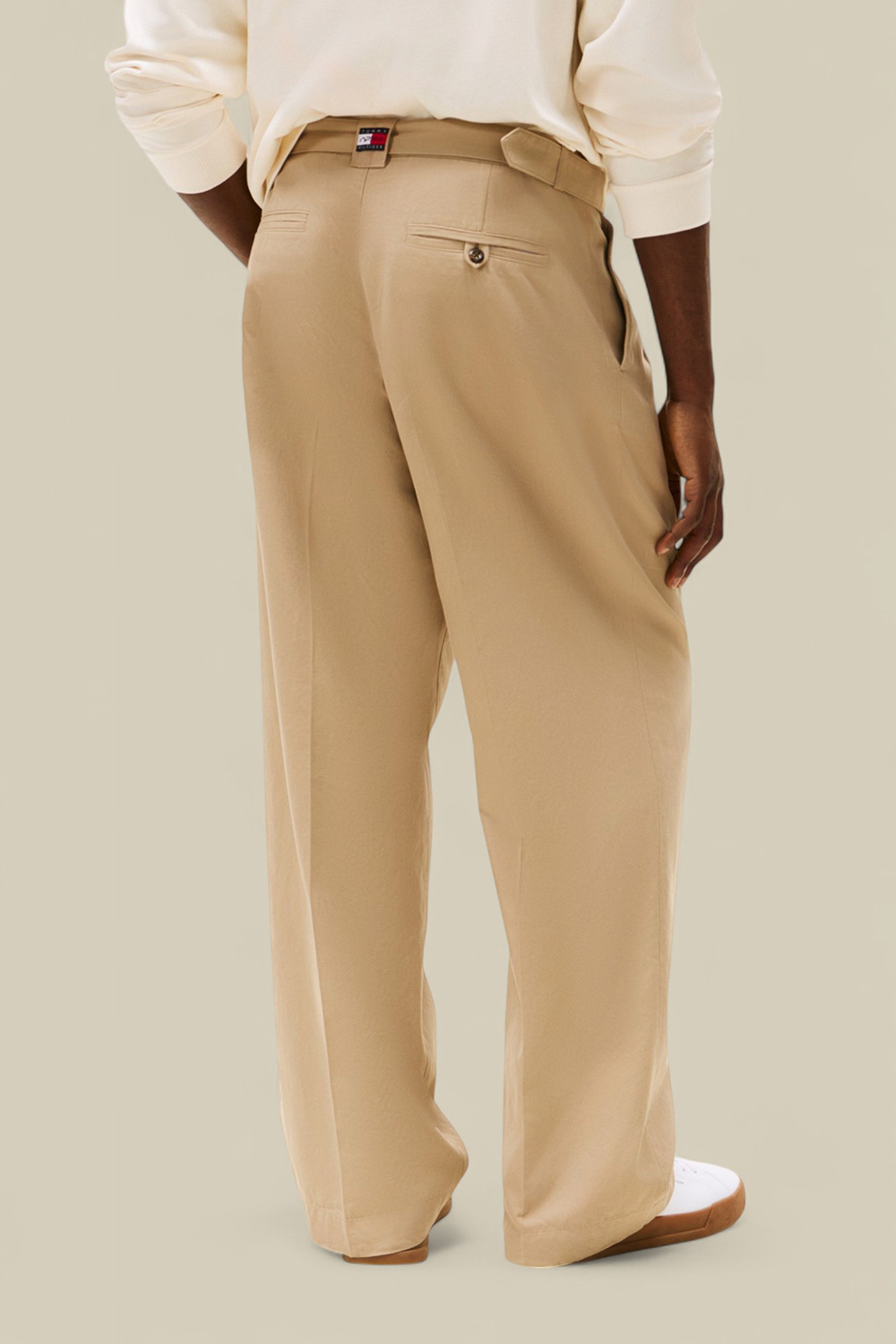 תמונת דוגמן אחורית של טומי הילפיגר X סרט פורמולה 1 מכנסי צ'ינו