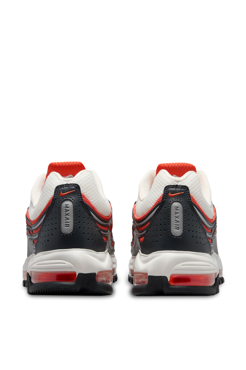 תמונת תקריב של נעלי סניקרס אייר מקס טי. אל 2.5