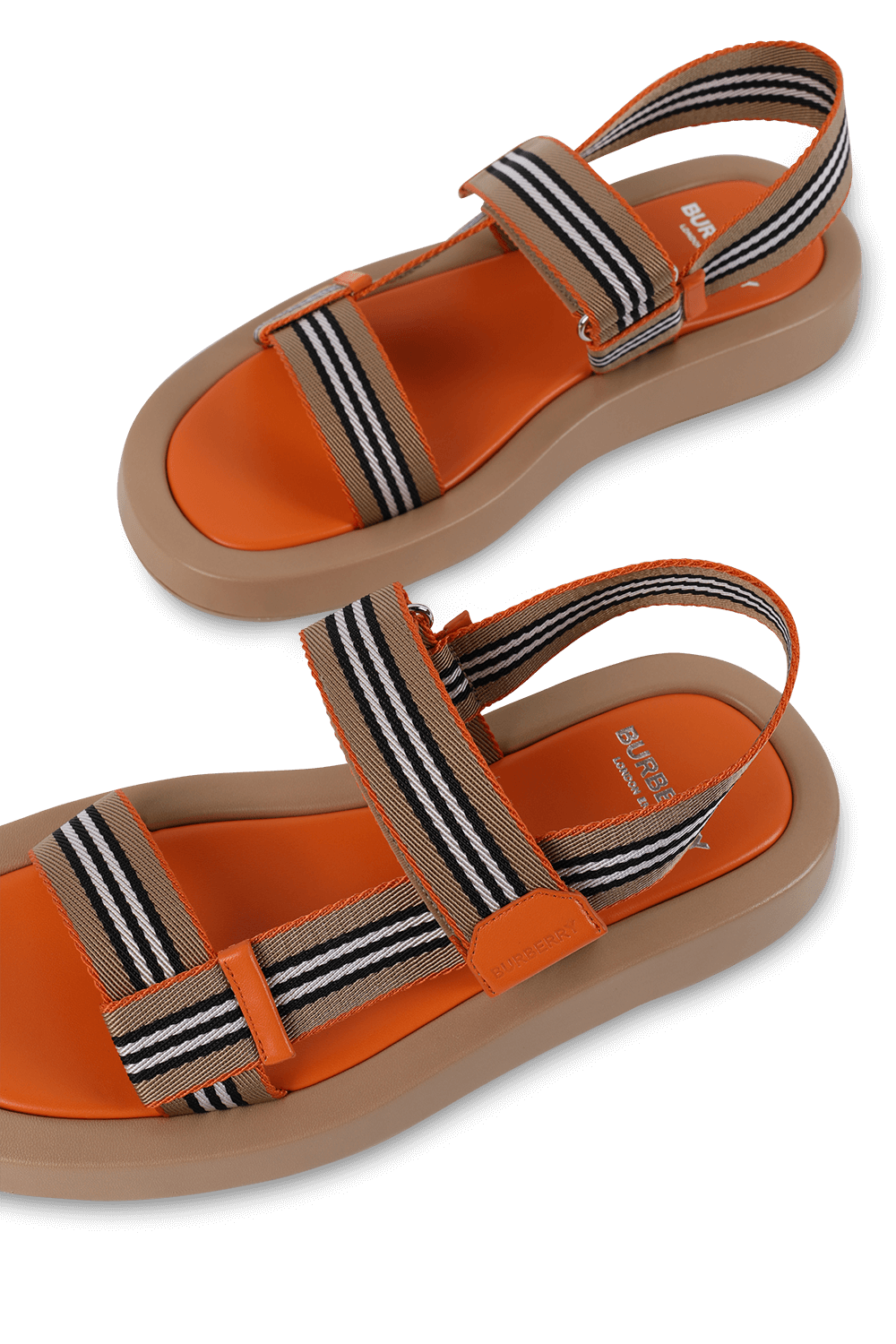 תמונת תקריב של סנדלים עם רצועות בד