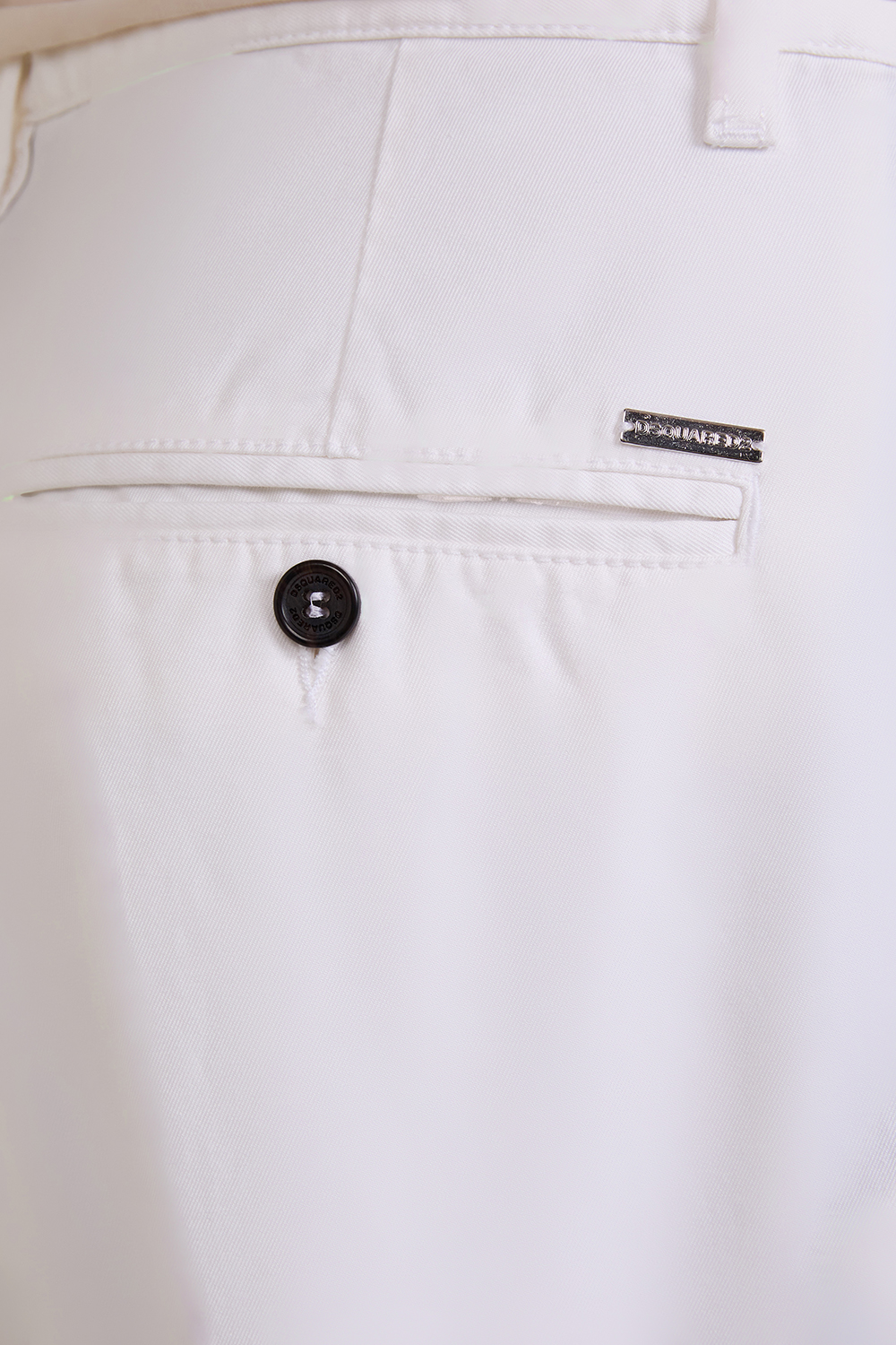 תמונת תקריב דוגמן של מכנסיים ארוכים