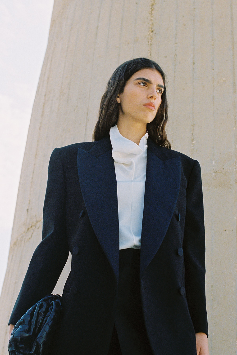 תמונת אווירה של חולצת משי ללא שרוולים