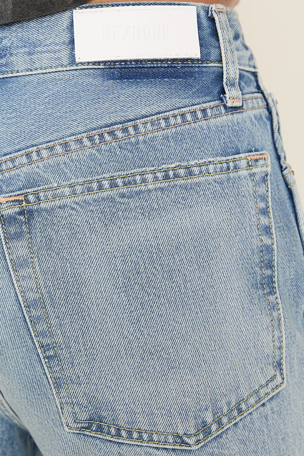 תמונת תקריב דוגמן של מכנסי ג'ינס בגזרה ישרה