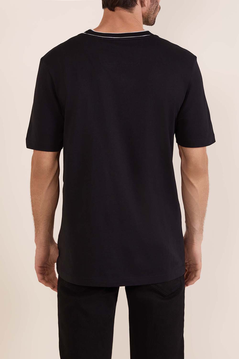 תמונת דוגמן אחורית של חולצת טי