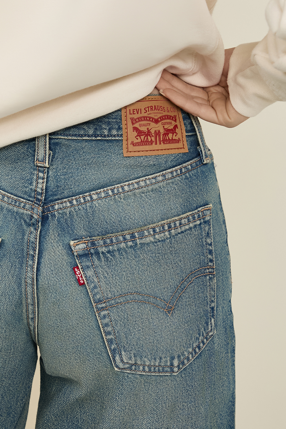 תמונת תקריב דוגמן של מכנסי ג'ינס קצרים באגי 94