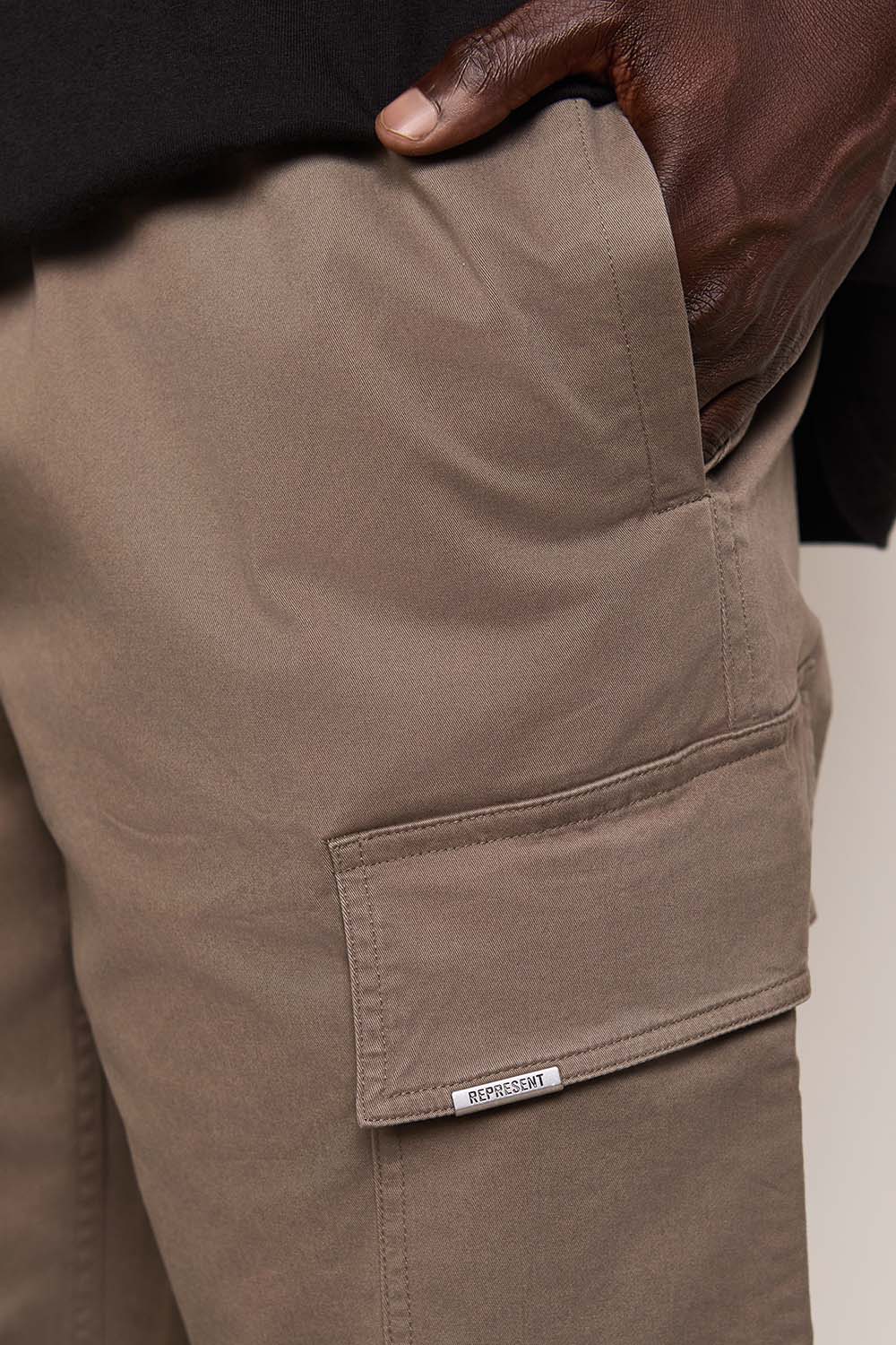 תמונת דוגמן אחורית של מכנסי ג'וג קרגו