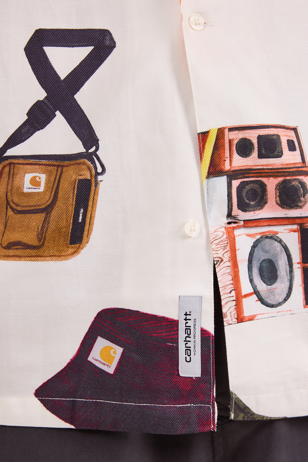 תמונת דוגמן אחורית של חולצה מכופרת קצרה