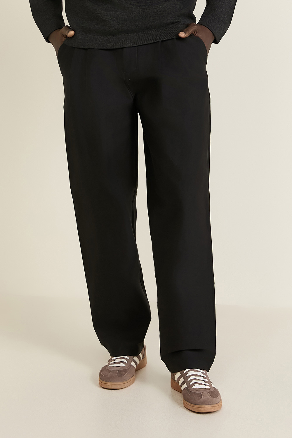 תמונת דוגמן קידמית של Utilitech™ Twill Relaxed Pleated Trouser