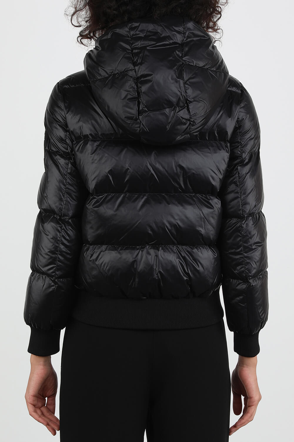 תמונת דוגמן אחורית של מעיל פאפר בצבע שחור