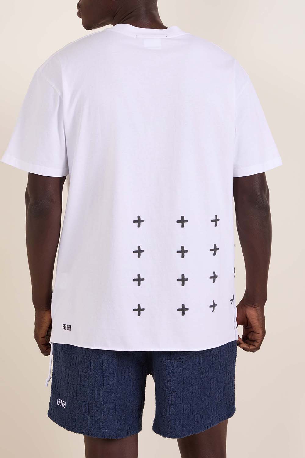 תמונת תקריב דוגמן של חולצת טי אוברסייז