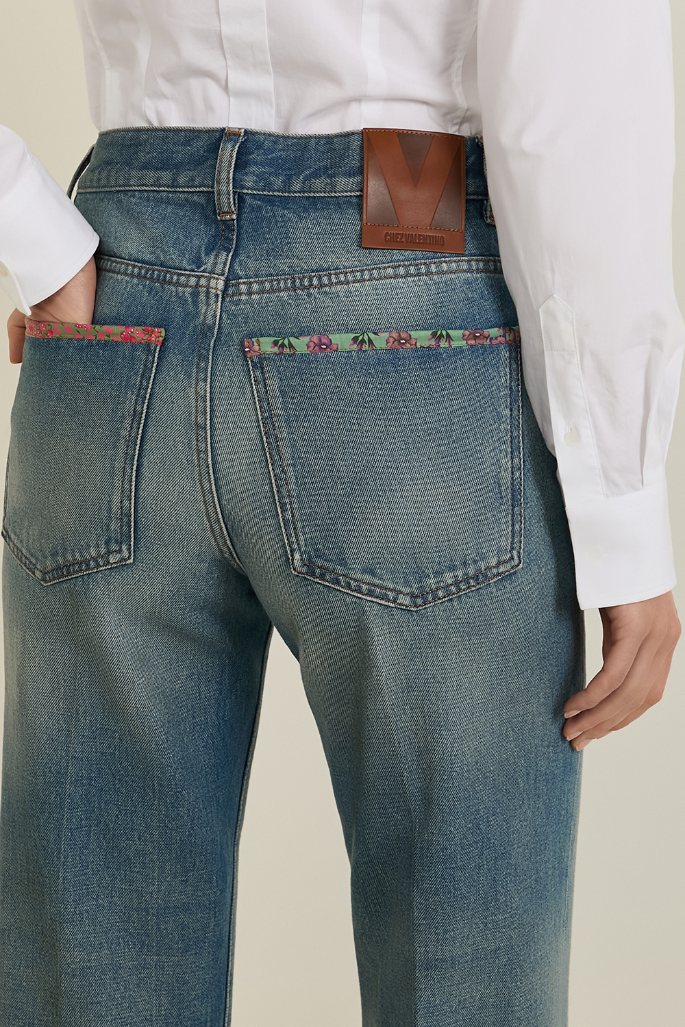 תמונת תקריב דוגמן של מכנסי ג'ינס בגזרה ישרה