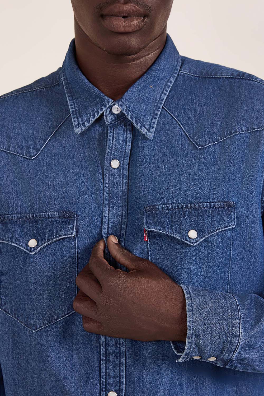 תמונת תקריב דוגמן של חולצה מכופתרת