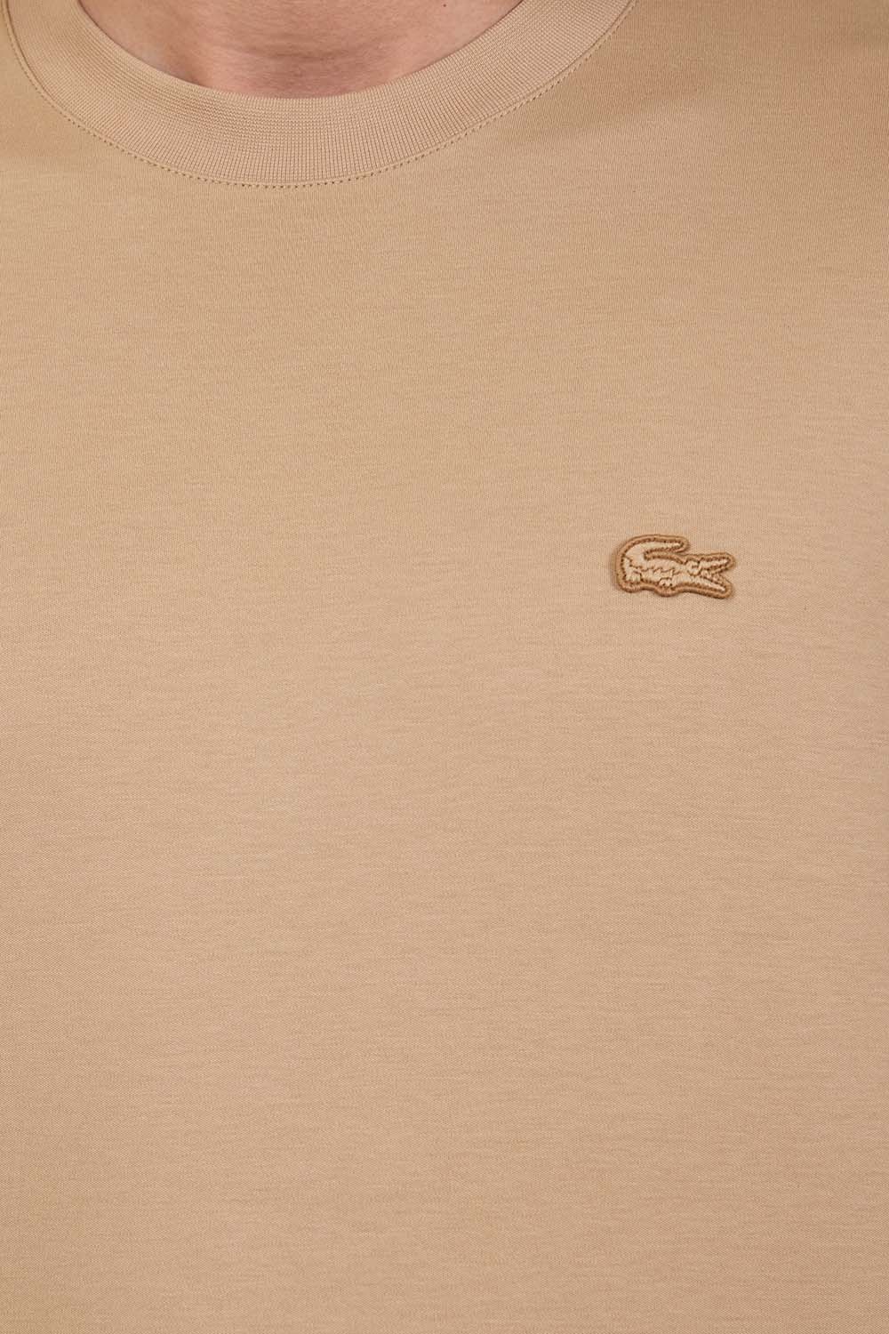 תמונת תקריב דוגמן של חולצת טי