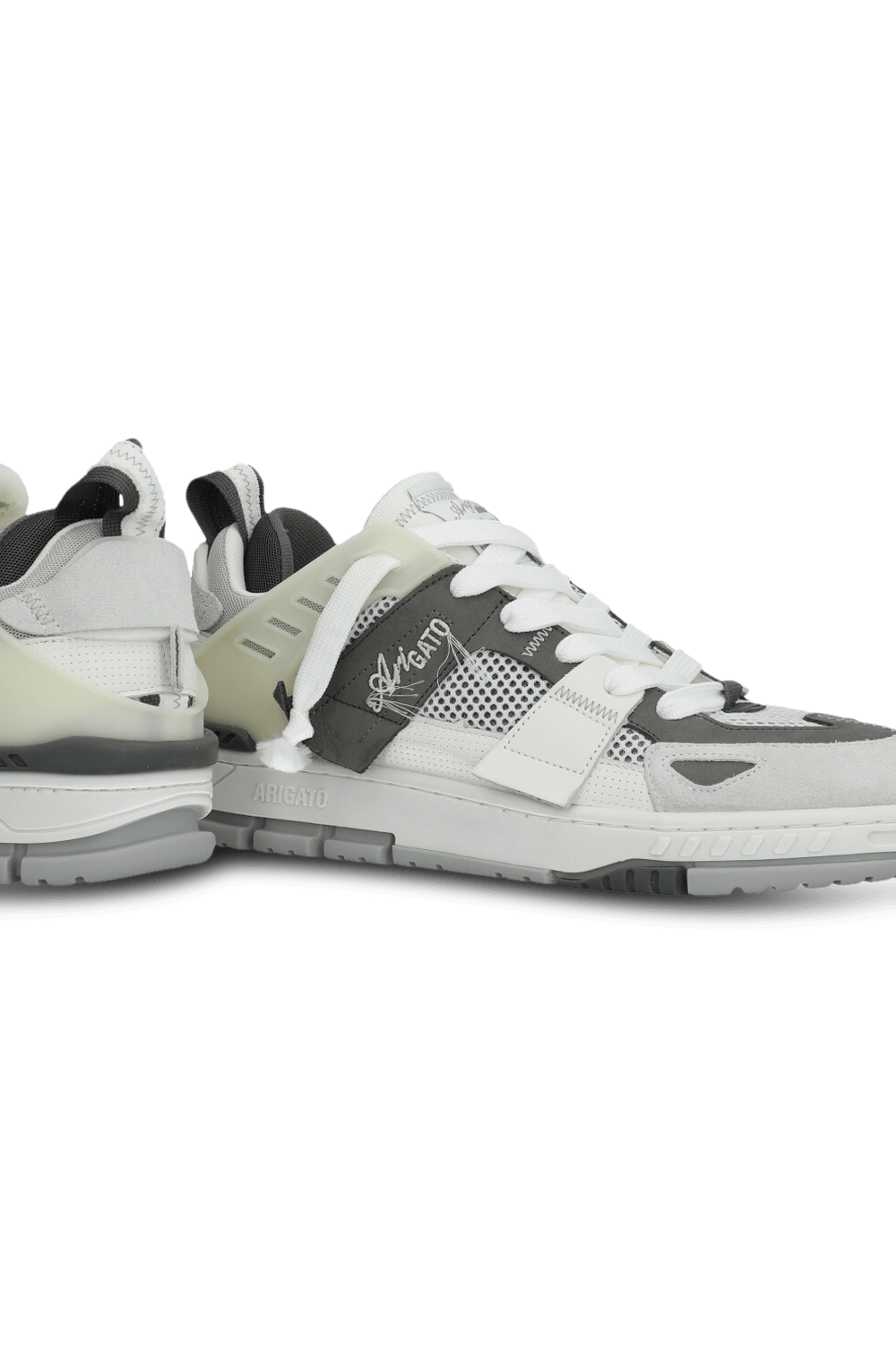 תמונת תקריב של נעלי סניקרס