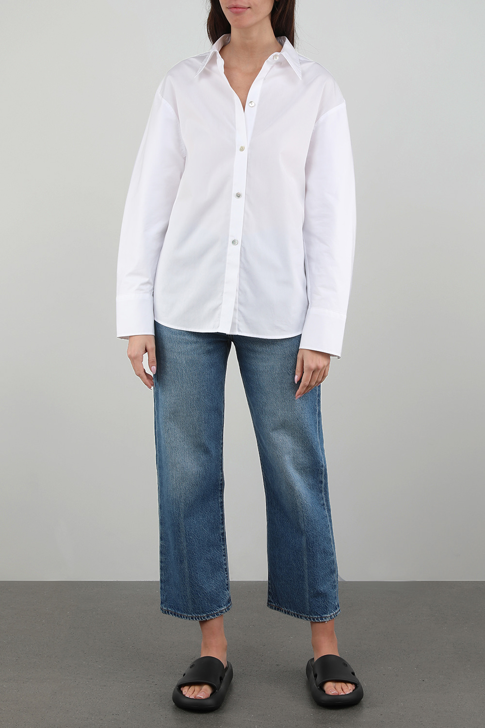 תמונת דוגמן קידמית של כפכפי גומי בצבע שחור