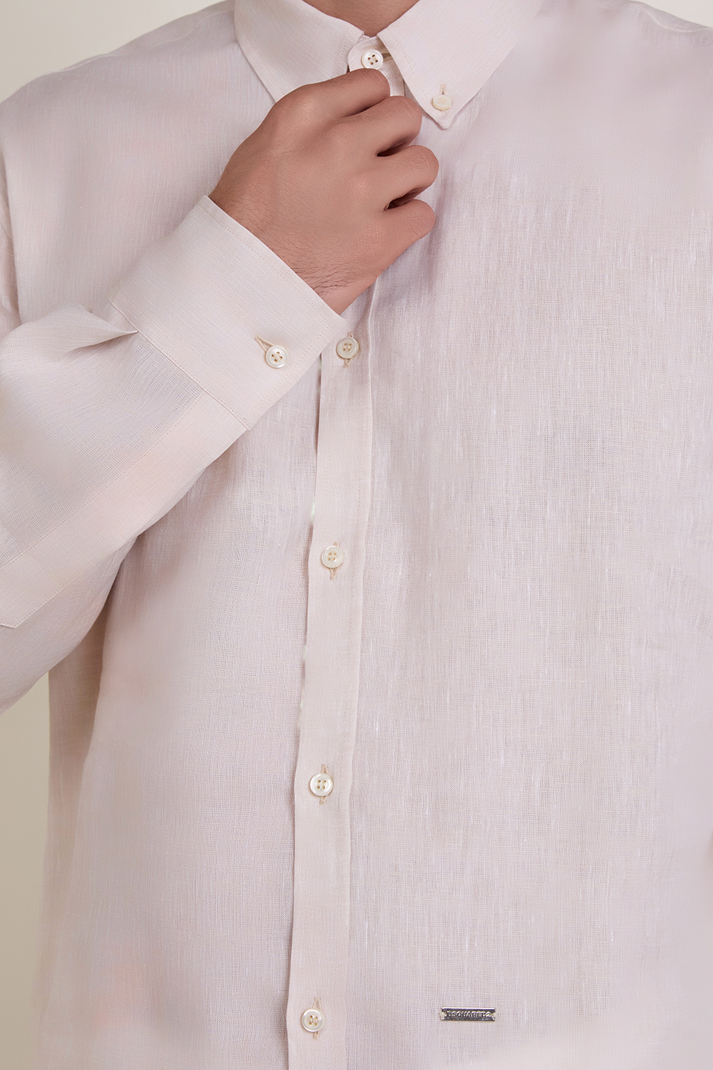 תמונת תקריב דוגמן של חולצת כפתורים