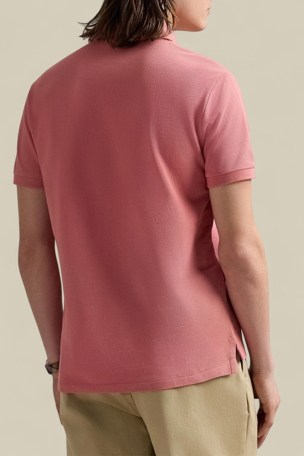 תמונת דוגמן אחורית של חולצת פולו