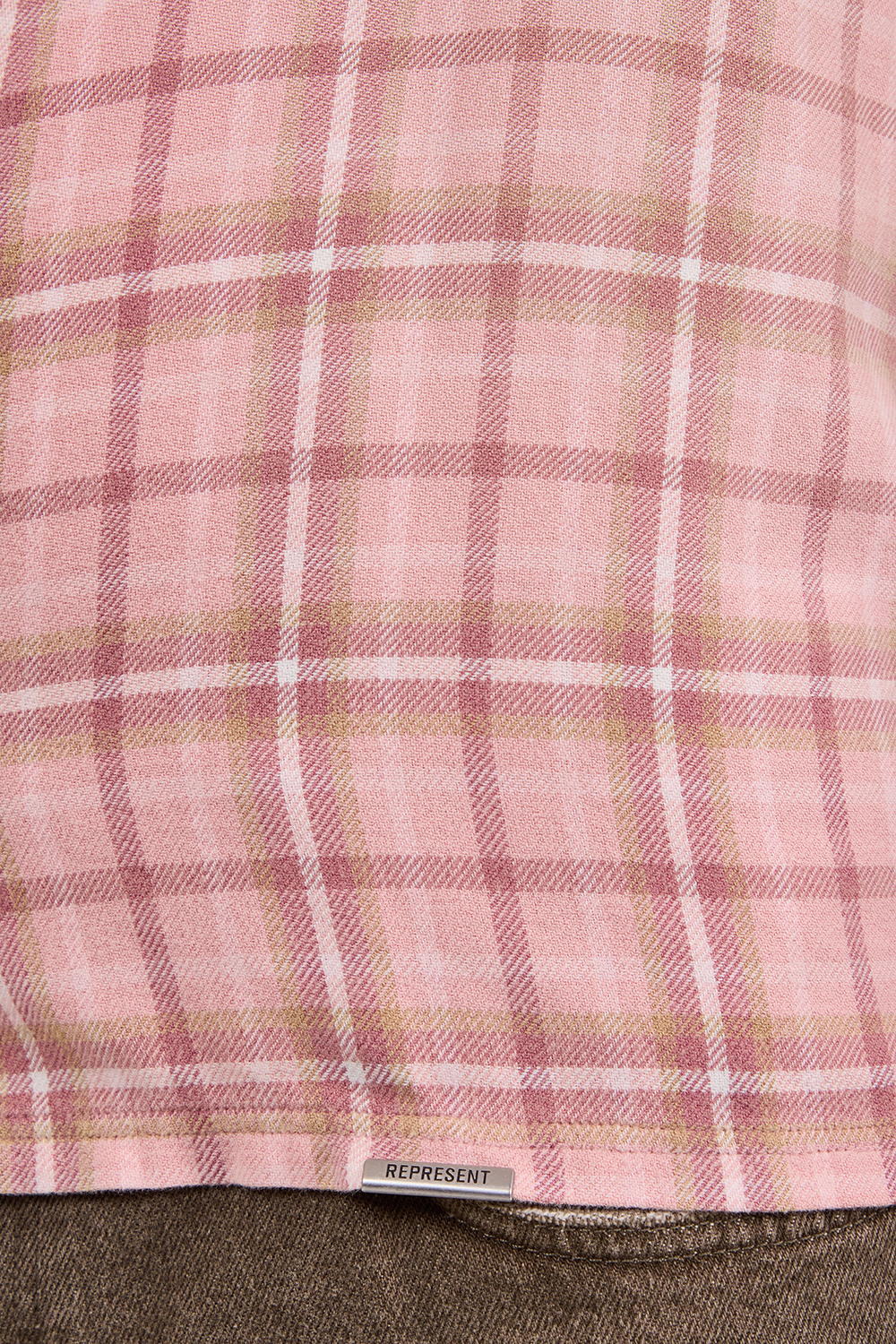 תמונת דוגמן אחורית של חולצת כפתורים פלאנל