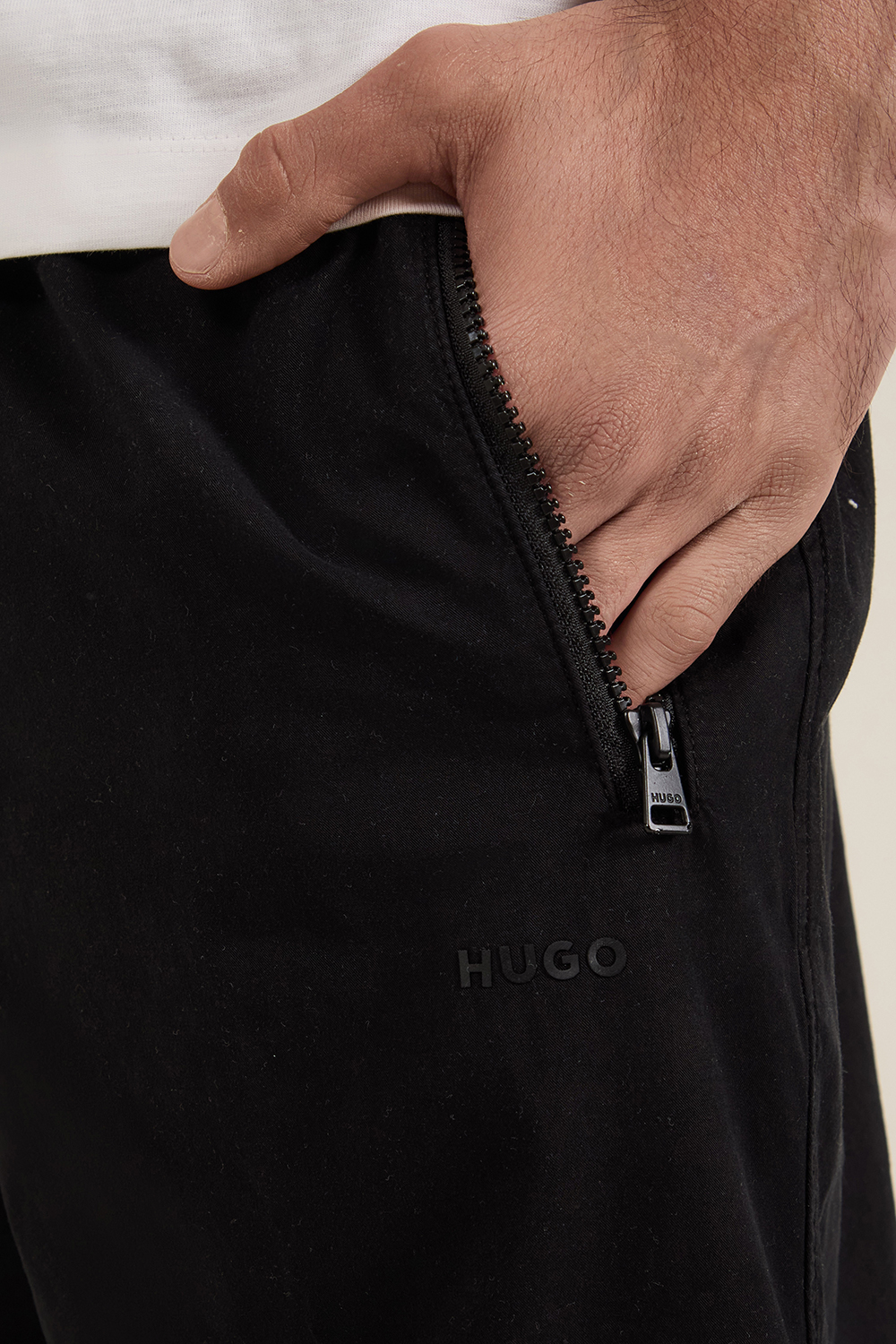 תמונת תקריב דוגמן של מכנסיים ארוכים