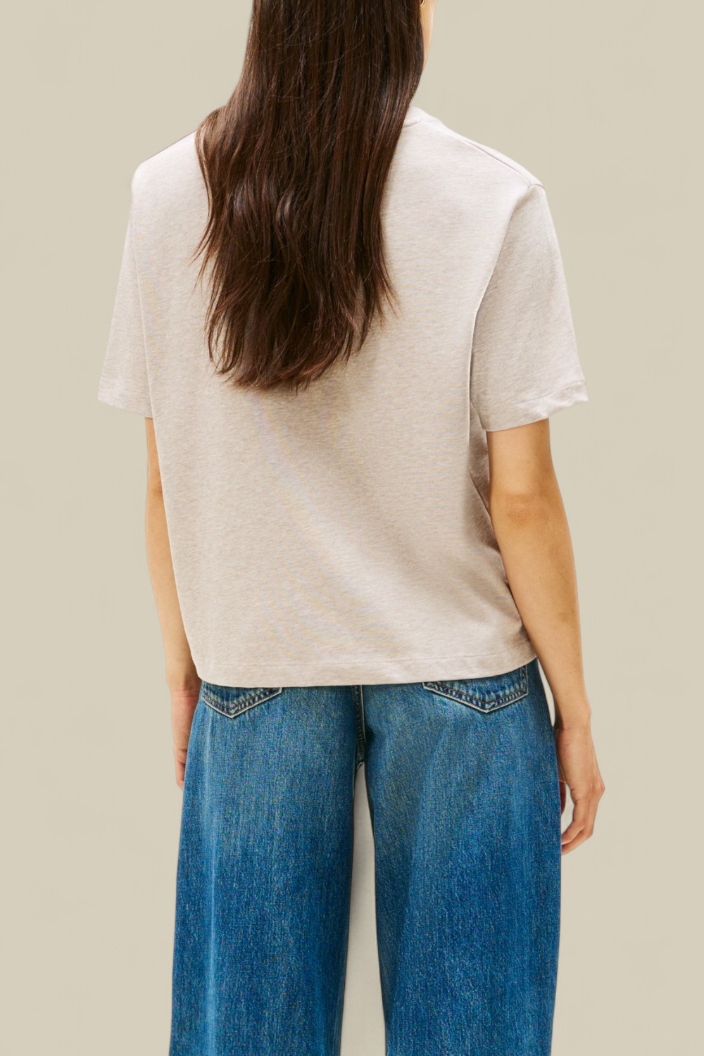 תמונת דוגמן אחורית של חולצת טי