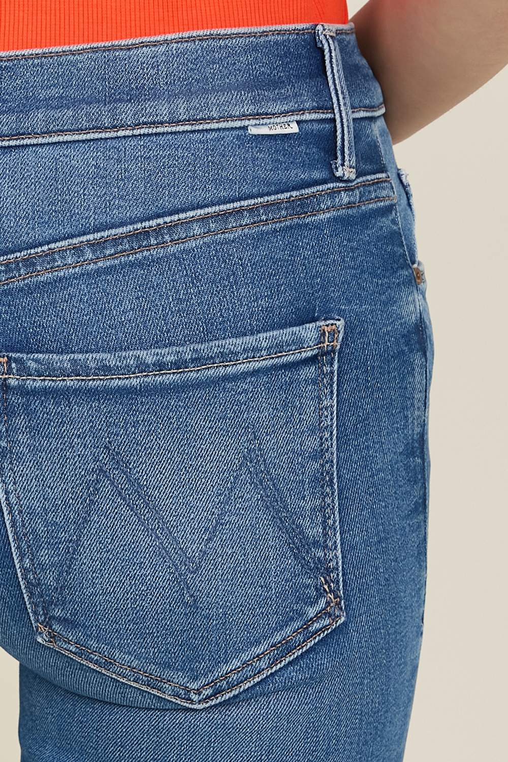 תמונת תקריב דוגמן של מכנסי ג'ינס ישרים