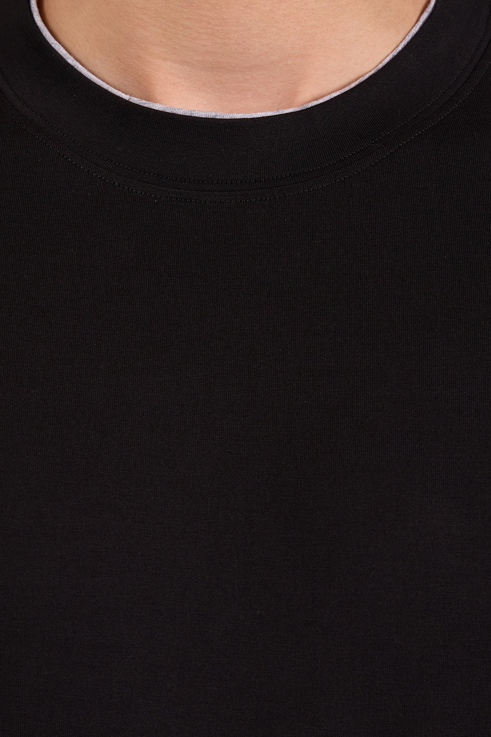 תמונת תקריב דוגמן של חולצת טי ארוכה