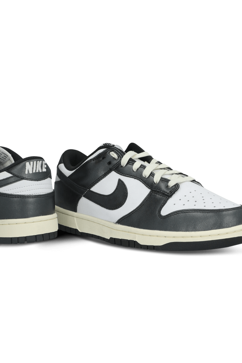 תמונת תקריב של נעלי סניקרס דאנק פרימיום