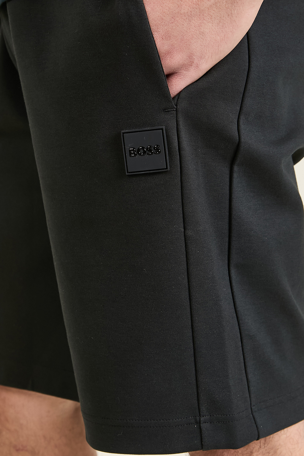 תמונת תקריב דוגמן של מכנסי ברמודה