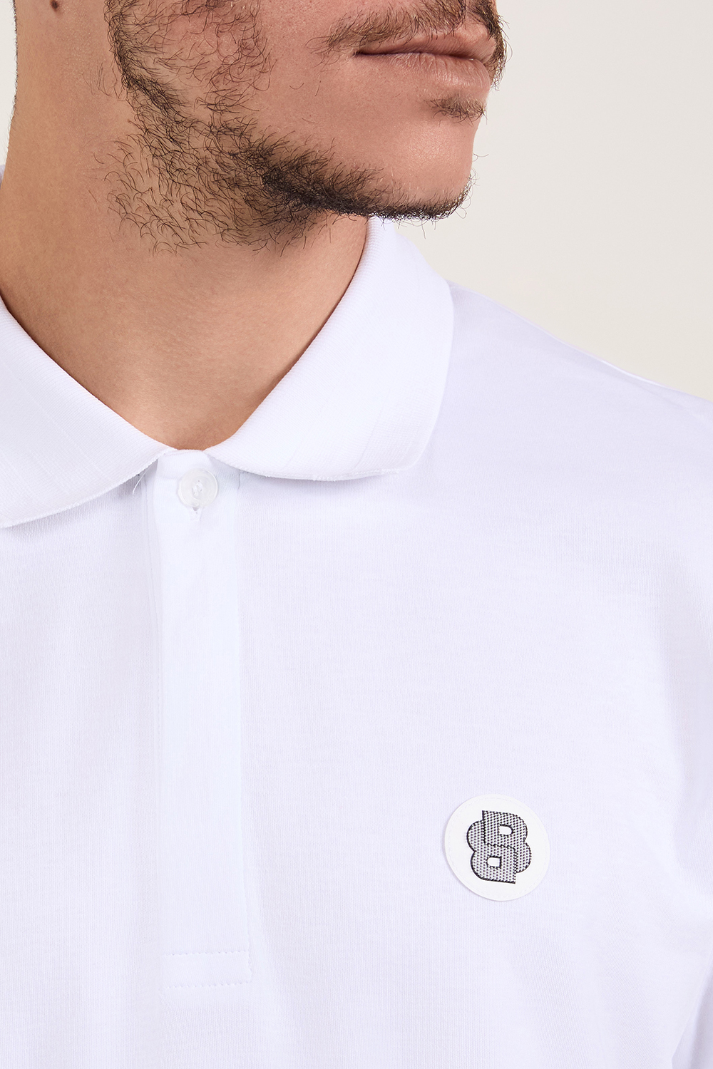 תמונת תקריב דוגמן של חולצת פולו