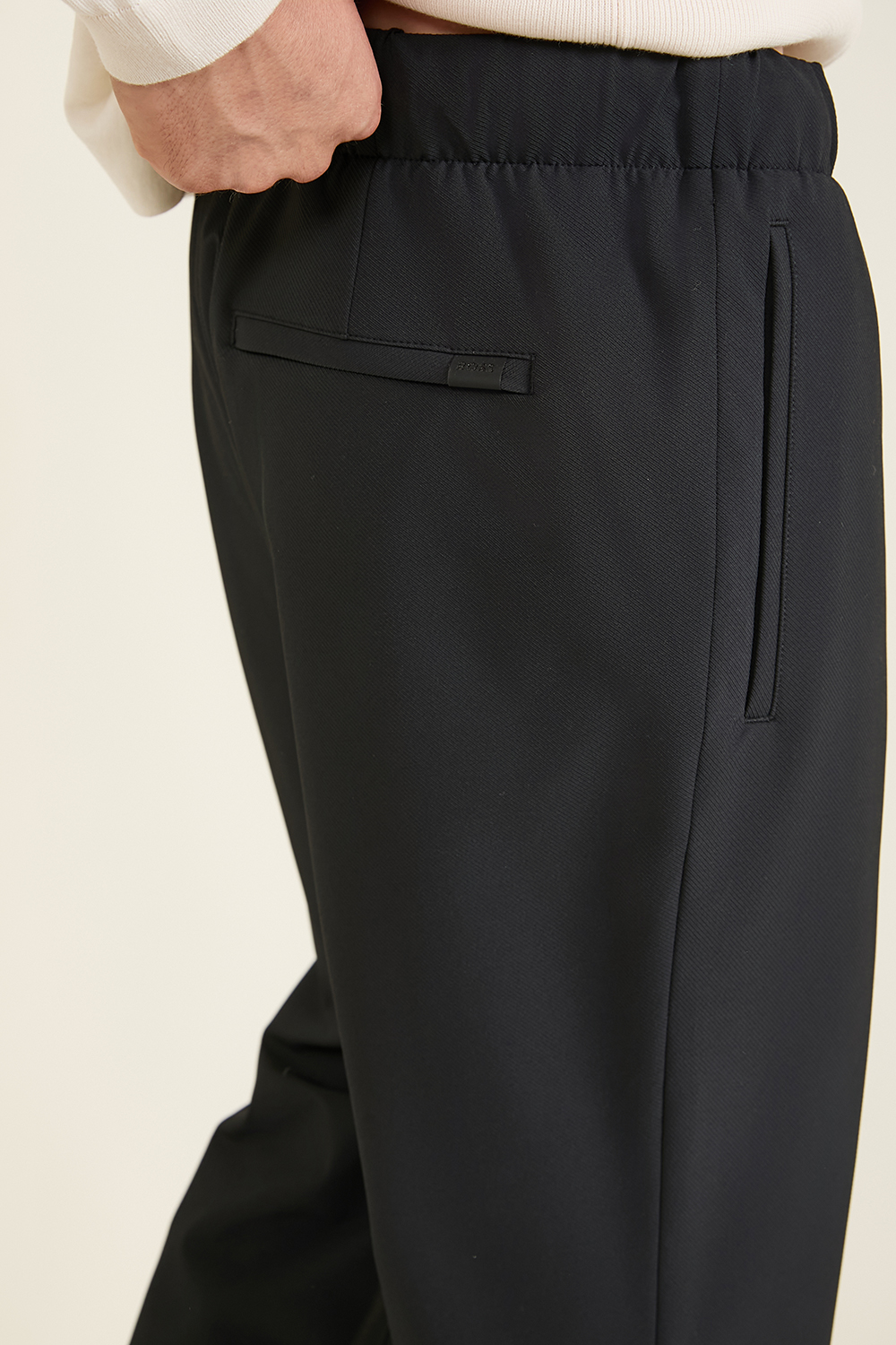 תמונת תקריב דוגמן של מכנסיים ארוכים