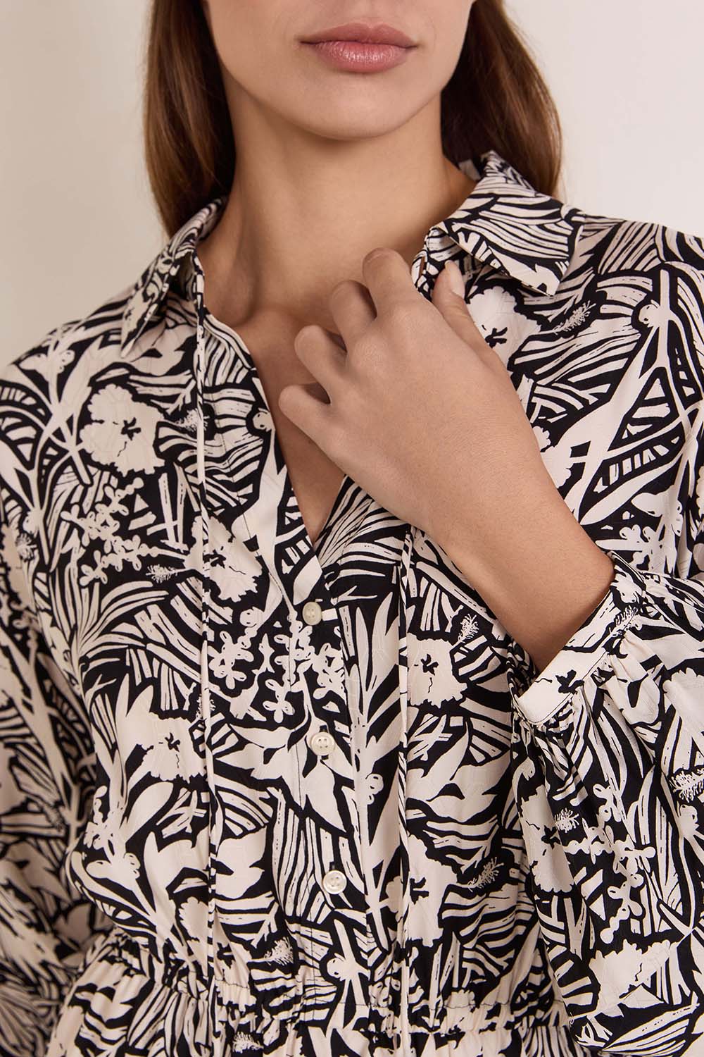 תמונת תקריב דוגמן של שמלת מיני